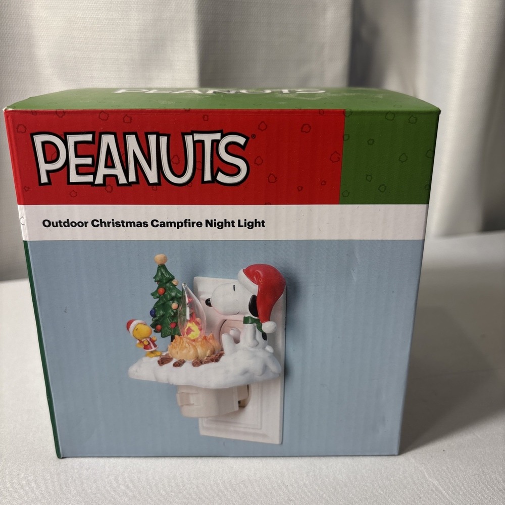 New Peanuts Snoopy & Woodstock Christmas Tree Flickering Campfire Night Light‎